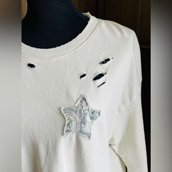 EUC Women’s distressed short sleeve shirt. - Picture 3 of 7